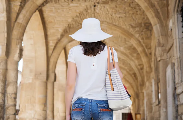 Giovane donna in vacanza — Foto Stock