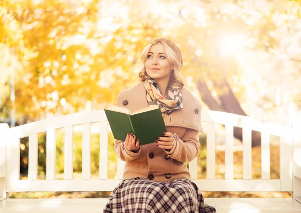 Mujer joven leyendo libro Imagen de archivo