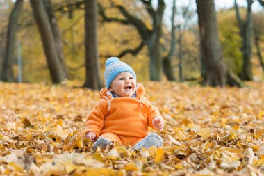 Parkta oynarken toddler bebek
