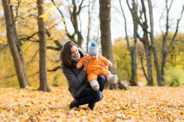 Anne oğlunu yürümeyi öğretim 
