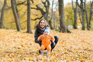 Anne oğlunu yürümeyi öğretim 
