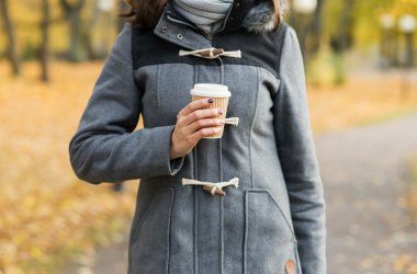 Genç bayan kahve içiyor. 