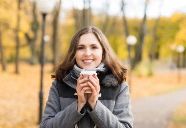 Genç bayan kahve içiyor. 