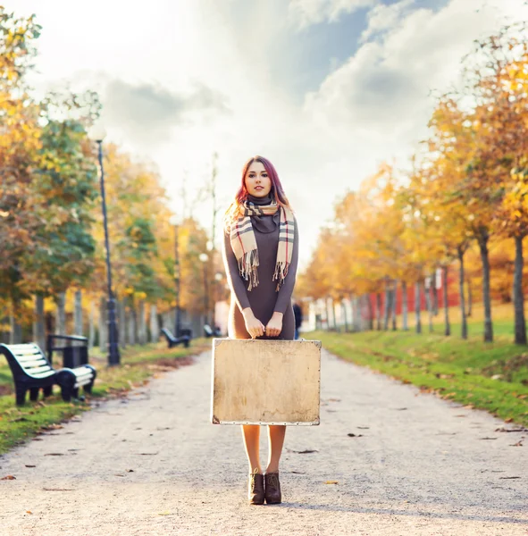 Mooi meisje met koffer — Stockfoto