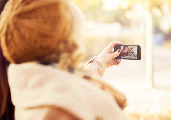 Tjejer tar selfies — Stockfoto