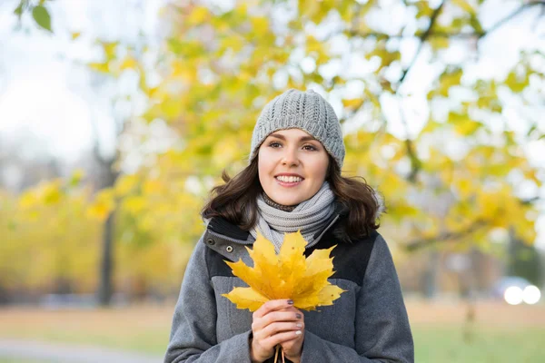 Young and beautiful girl — Stock Photo, Image