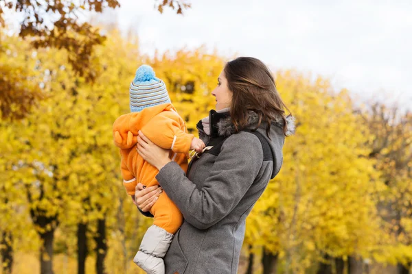 Moeder en haar zoon peuter — Stockfoto