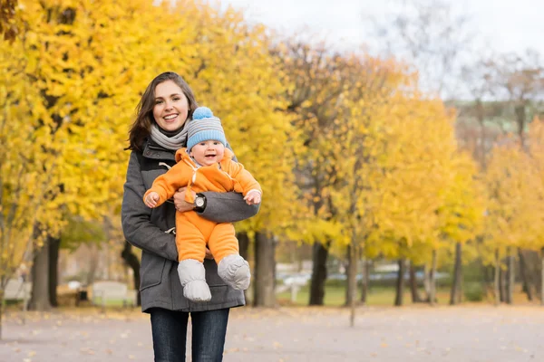 Mãe e seu filho mais novo — Fotografia de Stock