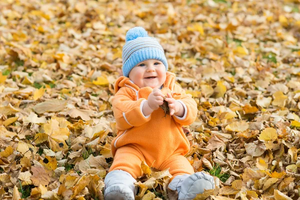 Barn baby spelar i park — Stockfoto