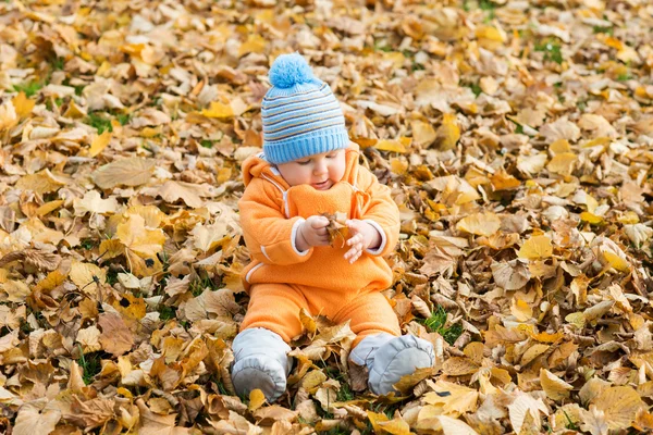 Bébé tout-petit jouant dans le parc — Photo