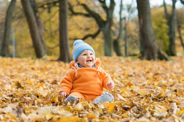 Bambino bambino che gioca nel parco — Foto Stock