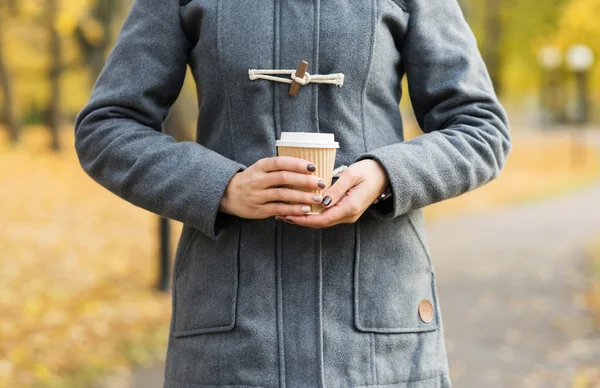 Ung kvinna dricker kaffe — Stockfoto