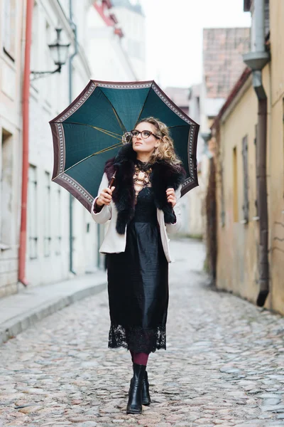 Mujer elegante posando —  Fotos de Stock