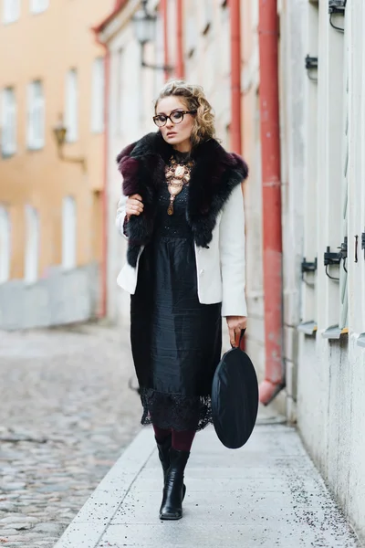 Mujer elegante posando —  Fotos de Stock