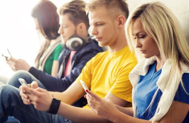 Akıllı telefonlar ile mutlu öğrenciler