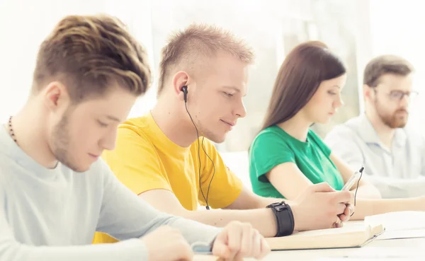 Jong en slimme studenten leren in een klaslokaal — Stockfoto