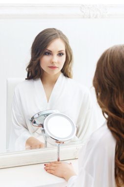 güzel kız makyaj hazırlanıyor