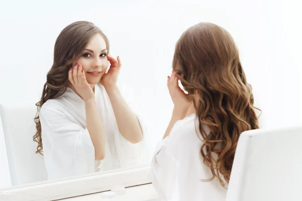 Beautiful girl preparing makeup — Stock Photo, Image