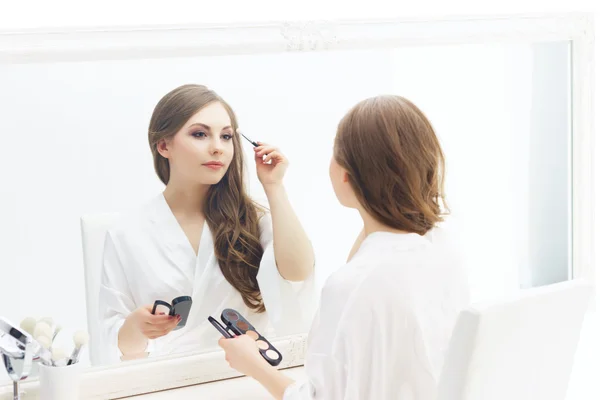 Menina bonita preparando maquiagem — Fotografia de Stock