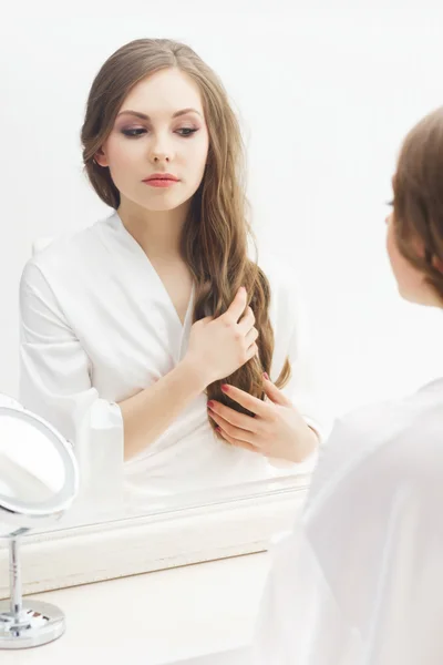 Beautiful girl preparing makeup — Stock Photo, Image