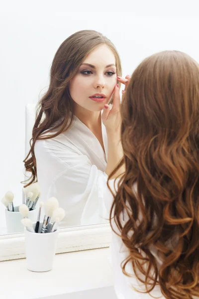 Beautiful girl preparing makeup — Stock Photo, Image