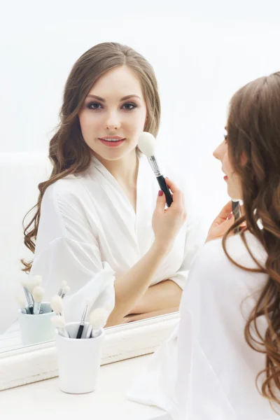 Beautiful girl preparing makeup — Stock Photo, Image