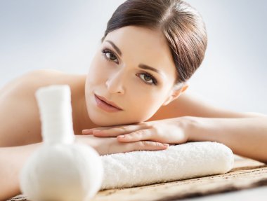 Güzel kız kaplıcada dinleniyor.