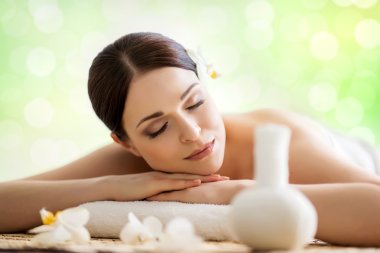 Güzel kız kaplıcada dinleniyor.