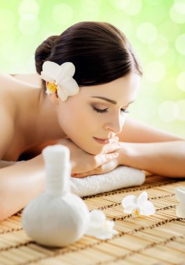 Güzel kız kaplıcada dinleniyor.