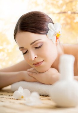 Güzel kız kaplıcada dinleniyor.