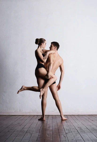 Casal de bailarinos desportivos — Fotografia de Stock