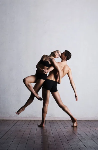 Couple of sporty ballet dancers — Stock Photo, Image