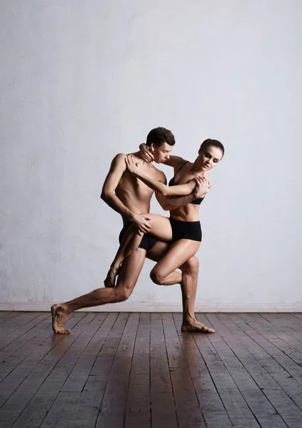 Paar van sportieve balletdansers — Stockfoto