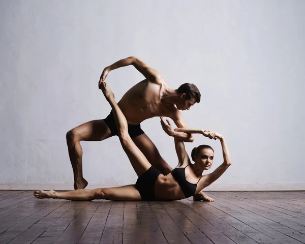 Paar sportlicher Balletttänzer — Stockfoto