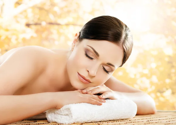 Menina bonita relaxante no salão de spa — Fotografia de Stock