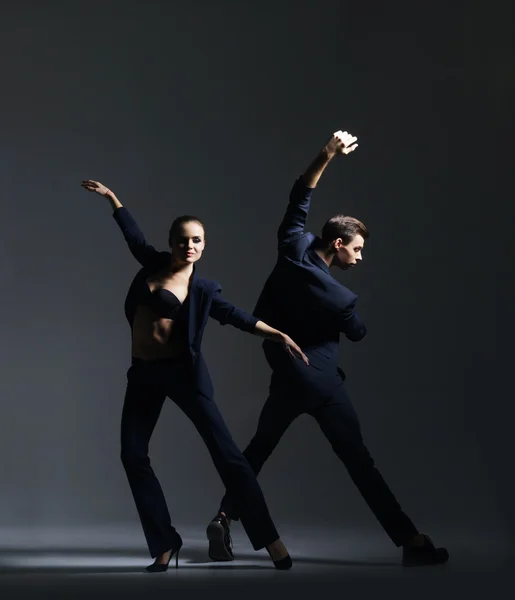 Un par de bailarines de ballet deportivo —  Fotos de Stock