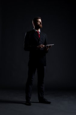 Tablet Bilgisayarlı İşadamı