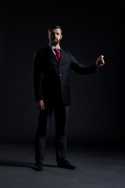 Siyah arka planda iş adamı