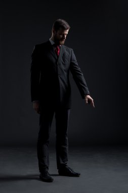 Katta bir şey üzerinde işaret eden işadamı