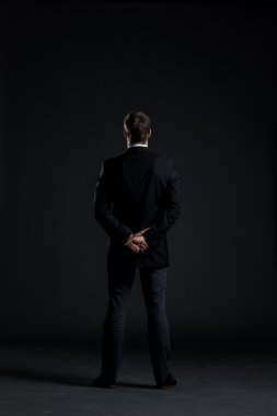 Siyah arka planda iş adamı