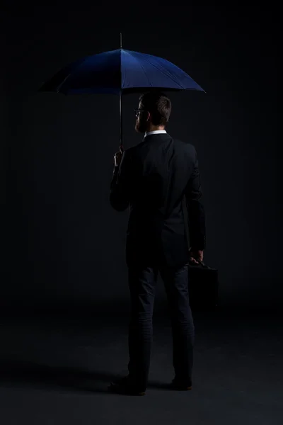 Homme d'affaires avec parapluie bleu — Photo