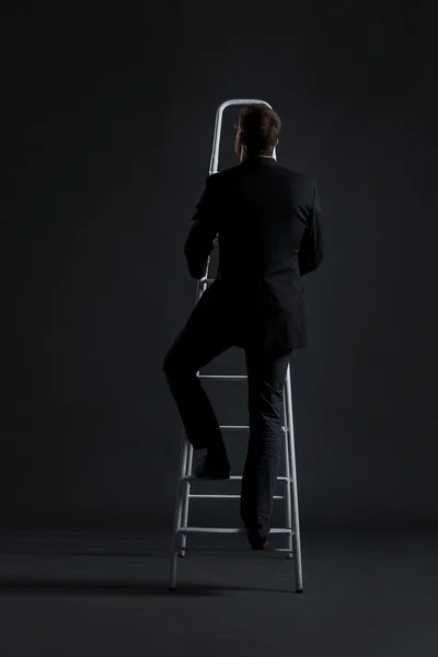 Empresario escribiendo texto imaginario en escaleras — Foto de Stock