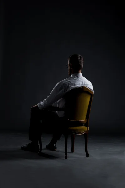 Geschäftsmann sitzt im Sessel — Stockfoto
