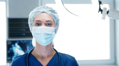 Acil tıpta çalışan profesyonel tıp doktoru. Koruyucu maskeli hemşirenin portresi..