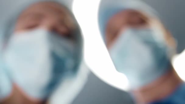 Vue à la première personne du masque à oxygène dans la main des médecins. Patient regardant le visage des chirurgiens avec des masques protecteurs. Anesthésie et narcose. — Video