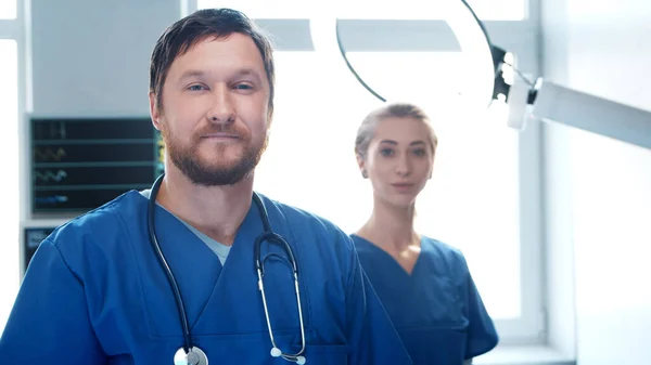Profesionální lékaři pracující v pohotovostní medicíně. Portrét chirurga a ošetřovatele připravujícího chirurgickou operaci. — Stock fotografie