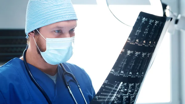 Professional medical doctor working in emergency medicine. Portrait of the surgeon in protective mask. — Stock Photo, Image