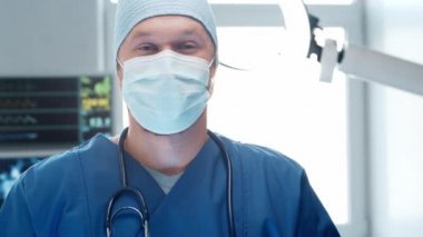 Acil serviste profesyonel tıp doktoru, genç ve kendinden emin bir doktorun portresi. Tıbbi konsept.