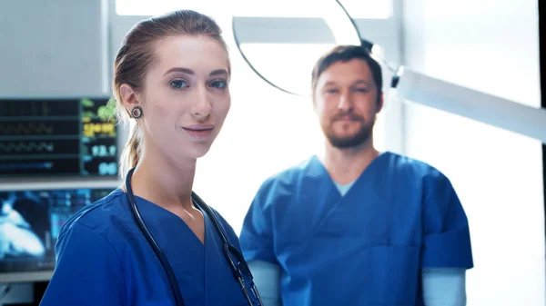 Fachärzte Für Notfallmedizin Porträt Des Chirurgen Und Der Krankenschwester Die — Stockfoto