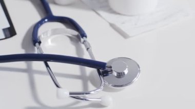 Hastanedeki doktor masasında farklı malzeme ve ekipmanlara yakın çekim. Sağlık hizmetleri kavramı.